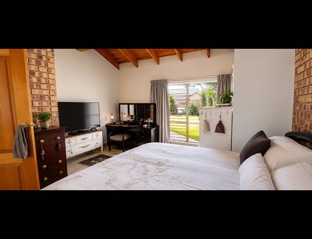 6 BEDROOM HOUSE FOR SALE IN SUNWARD PARK